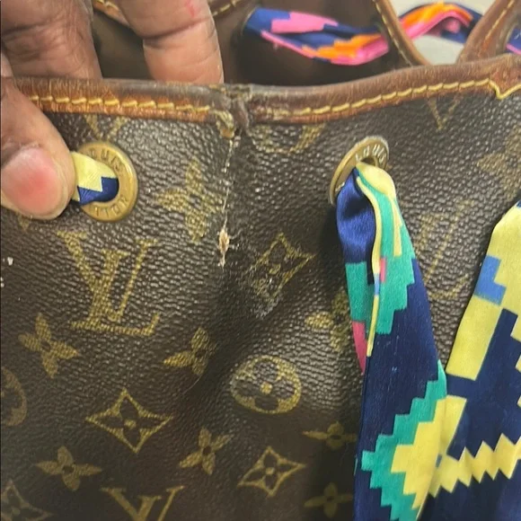 Louis Vuitton Brown Monogram Shoulder Bag with Colorful Accent - Picture 3 of 7